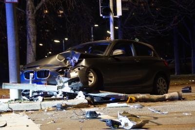 Sindelfingen: BMW rast Ampel um - Fahrer zu Fuss gefluechtet. 